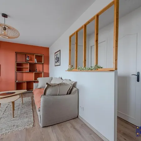 Le Chic - Cosy With Spacious Veranda Apartment