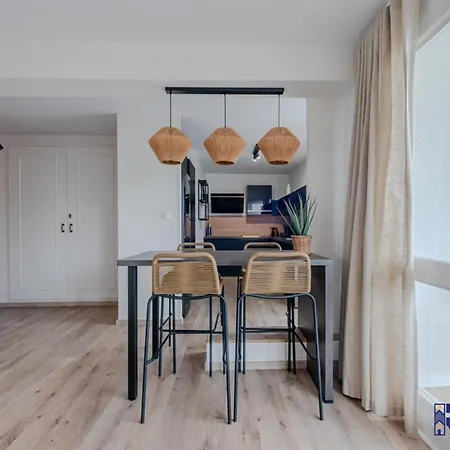 Le Chic - Cosy With Spacious Veranda Apartment *