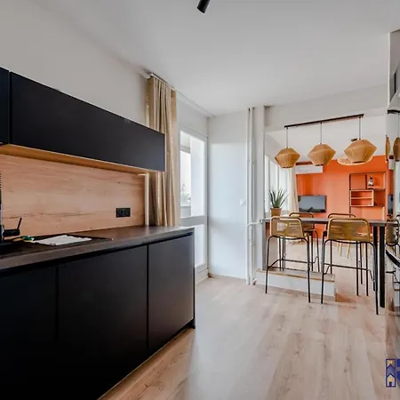 Le Chic - Cosy With Spacious Veranda Apartment