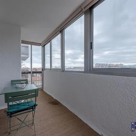 Le Chic - Cosy With Spacious Veranda Apartment